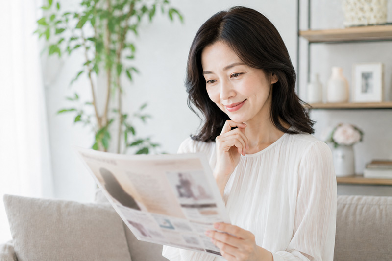 新聞折込チラシを見る女性のイメージ